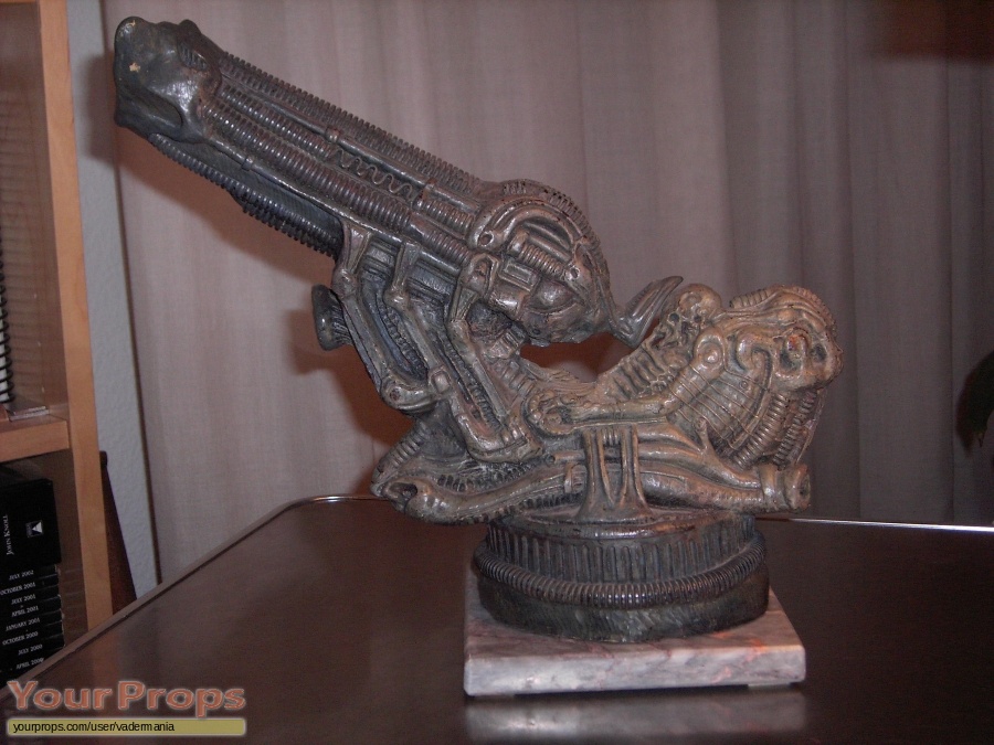 Alien replica model   miniature