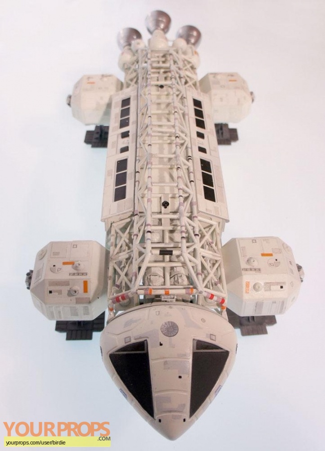 Space  1999 replica model   miniature