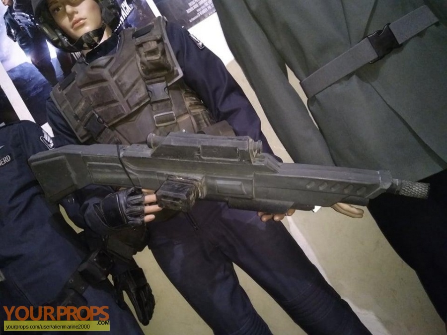 Starship Troopers 2  Hero of the Federation original movie prop weapon