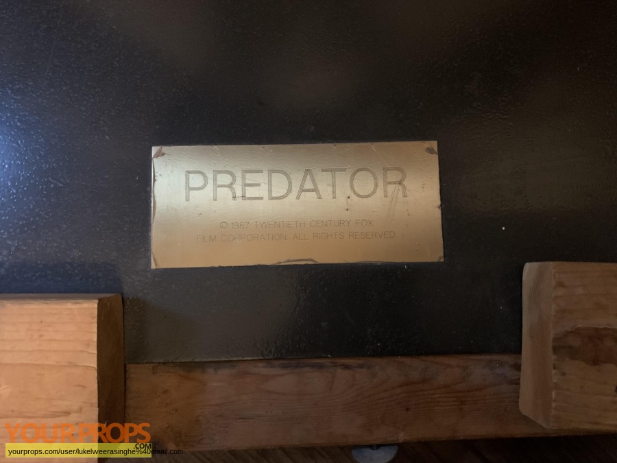 Predator replica model   miniature