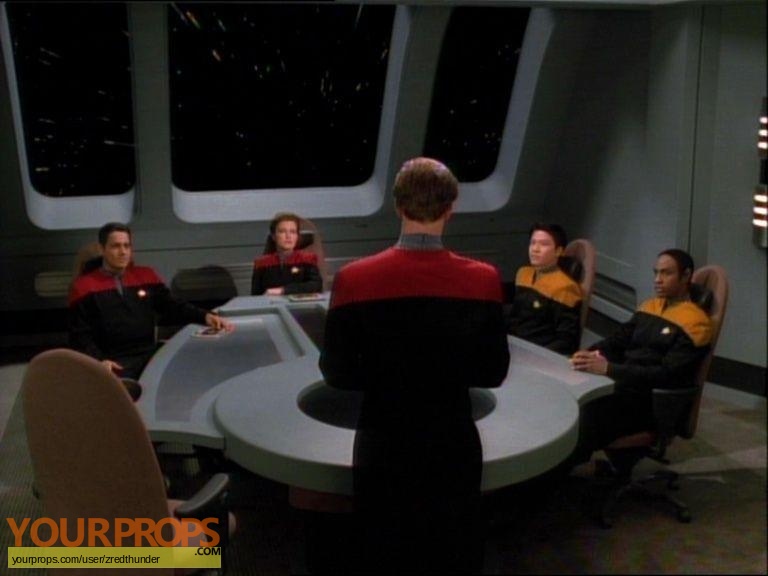Star Trek  Voyager original set dressing   pieces