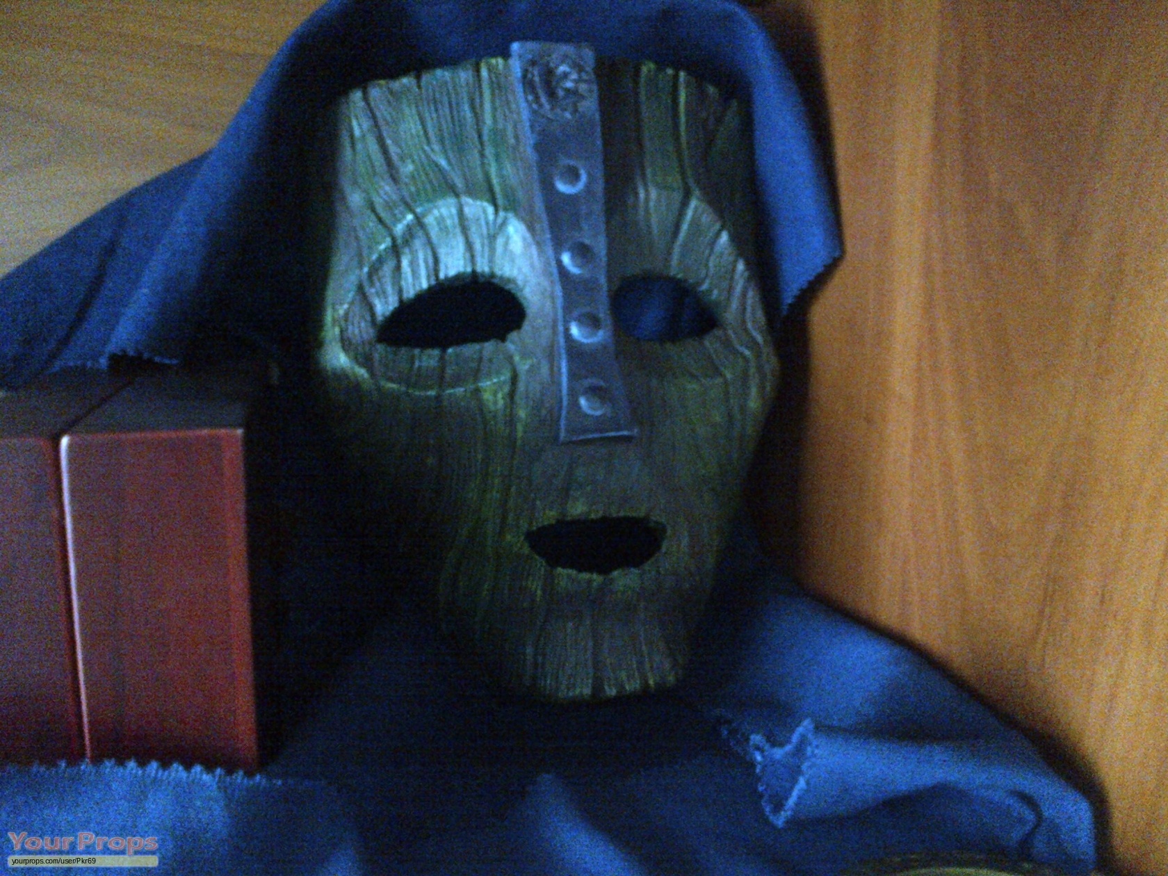 Включи маску есть. The Mask маска Локи. Маска Джим Керри деревянная. Маска 1994 маска Локки.